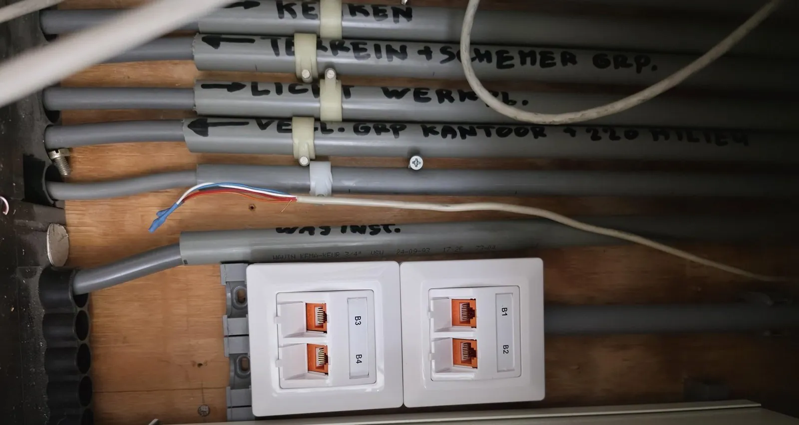 Twee dubbele wandcontactdozen voor netwerk in de meterkast in Den Haag, gelabeld B1 tot B4