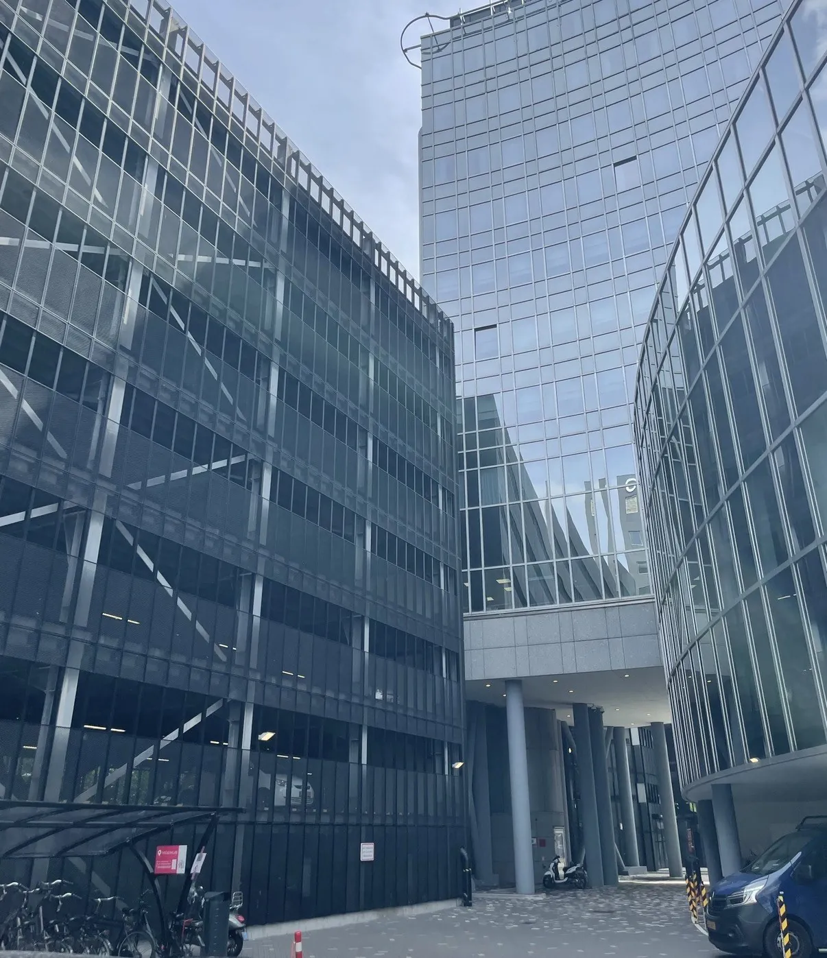 Parkeergarage op Sloterdijk in Amsterdam van buiten, tussen hoge kantoortorens