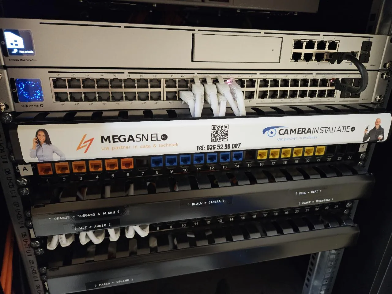 Kleurcode op de patchpanelen: geel voor wifi, blauw voor camera's, oranje voor toegang en alarm