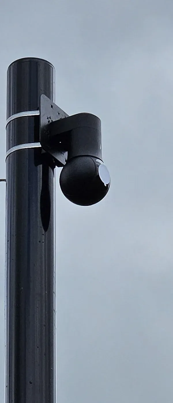 Zwarte draaibare camera bovenop de camerapaal bij een woning in De Ronde Venen