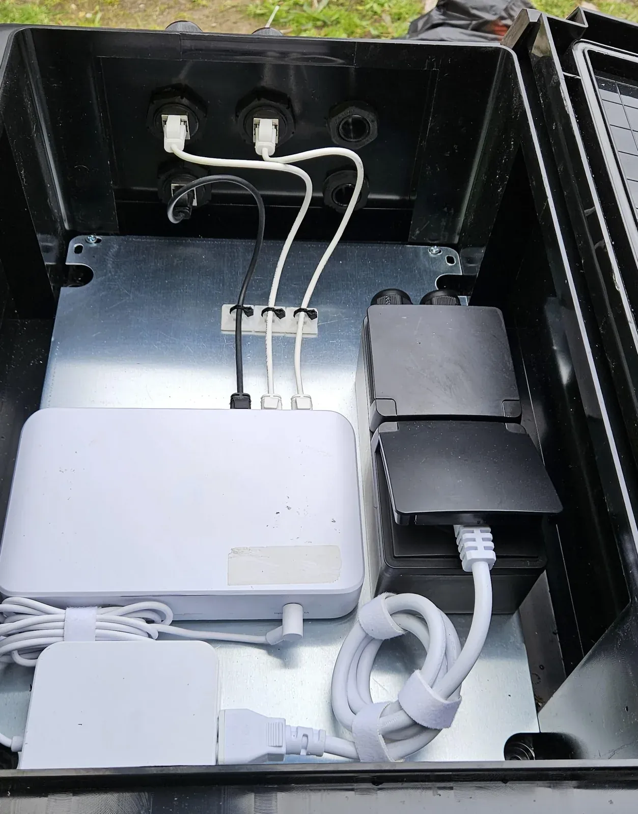 Geopende buitenkast met switch, voeding, IP44-contactdoos en snoeren met klittenband, Amsterdam
