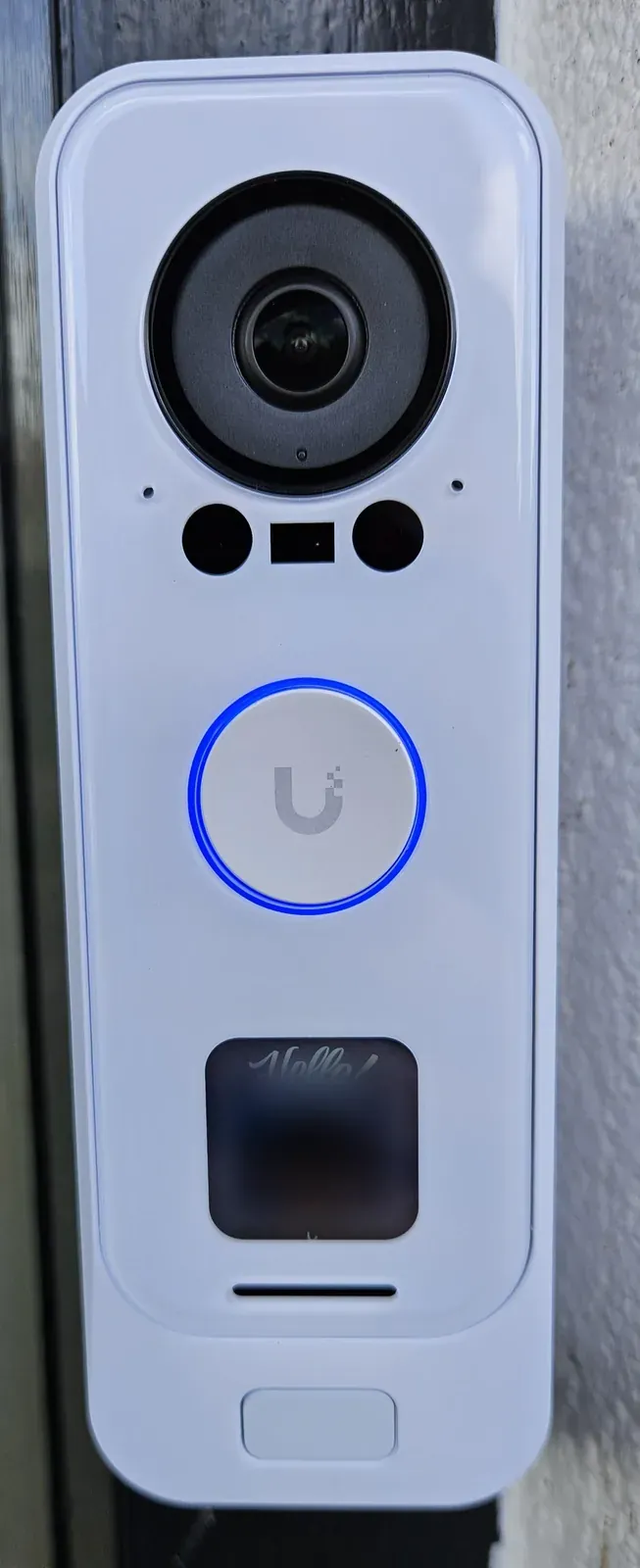 Witte deurbel van UniFi met blauwe lichtring bij de voordeur in De Ronde Venen