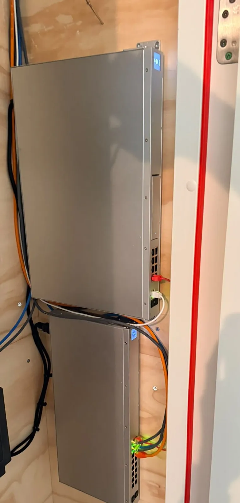 UniFi Dream Machine en switch netjes in de meterkast in Voorschoten
