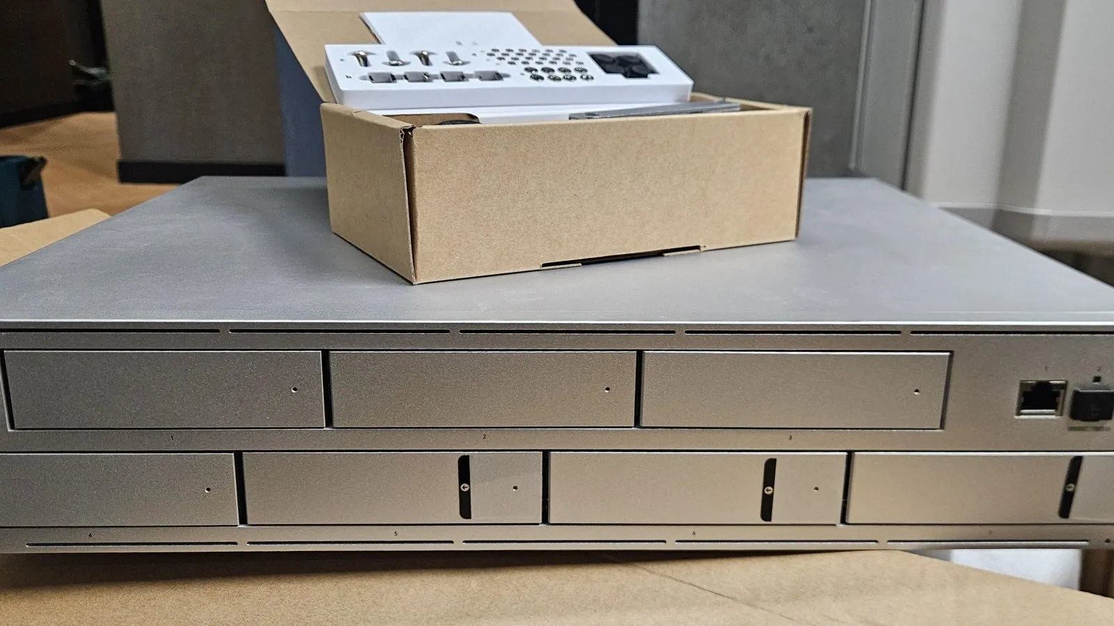 UniFi NVR Pro met acht sleuven voor schijven, klaar om te monteren