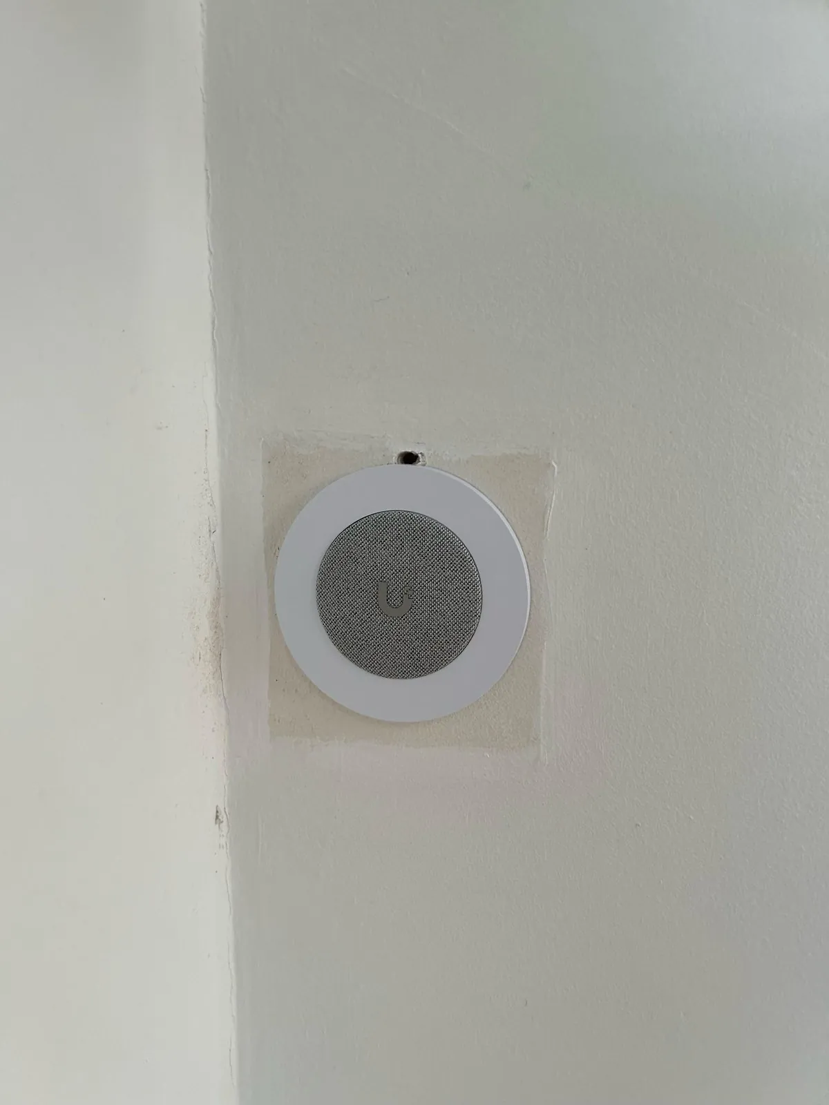 UniFi PoE-gong in de wand van een woning in Bunnik, waar eerst de oude bel zat