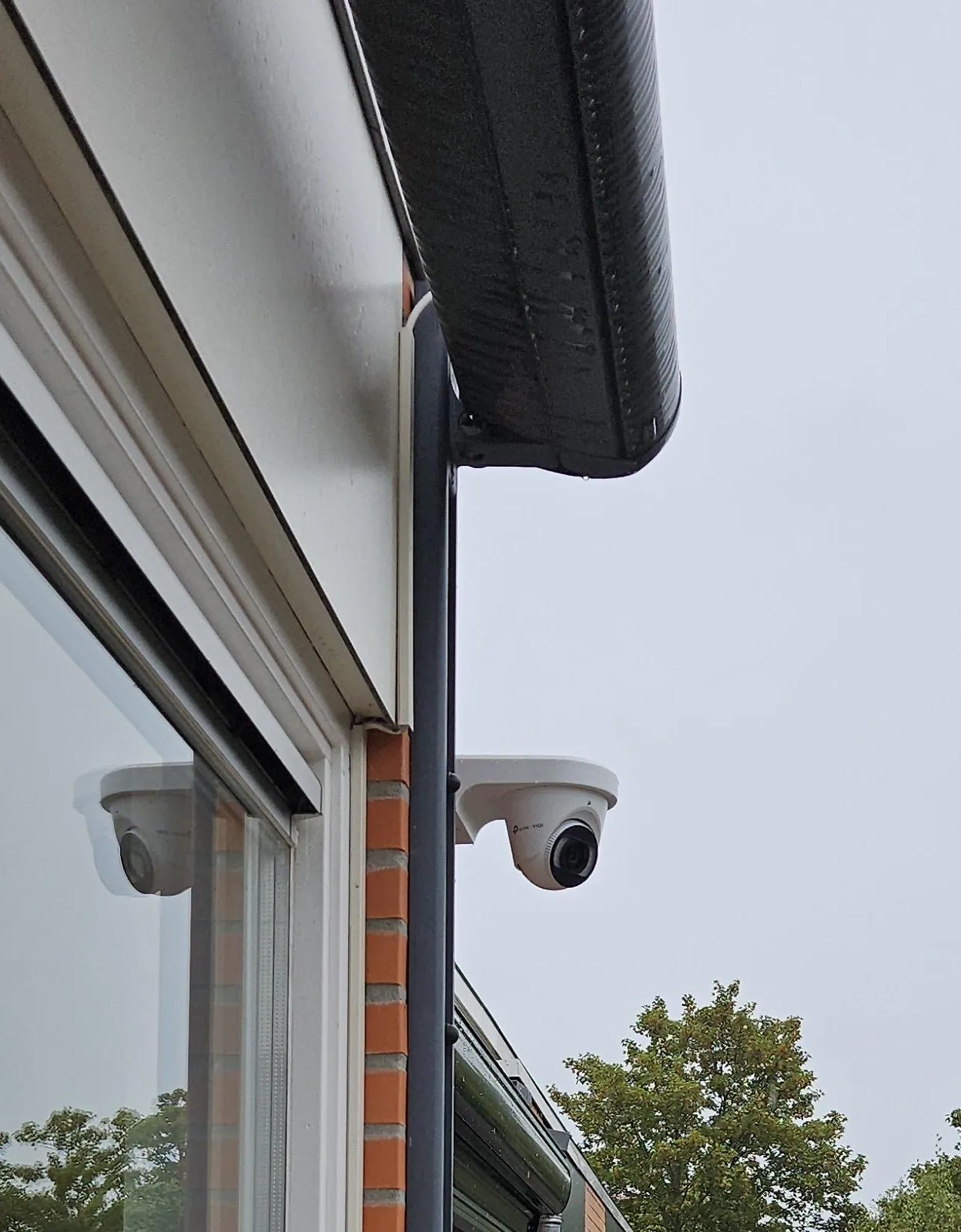 VIGI-camera van 8 MP met full color achteraan de woning in Maassluis, net onder de dakgoot