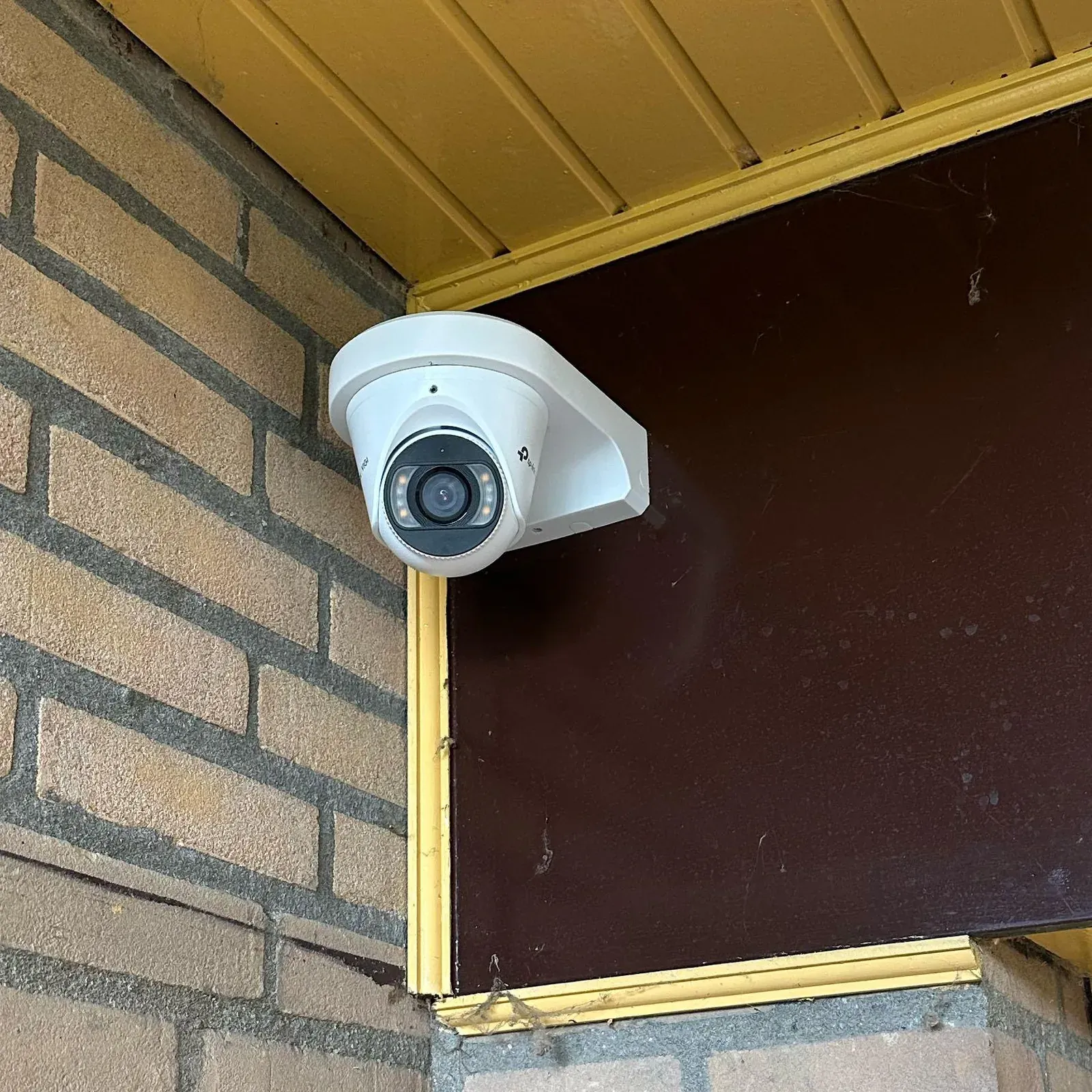 Close-up van de VIGI-turret op een hoekbeugel, vlak tegen het bruine boeideel, in Sint-Michielsgestel