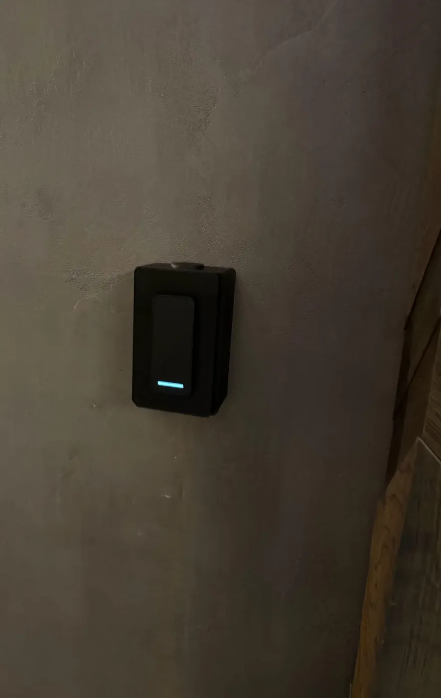 Patchkast in Hilversum met de Dream Machine SE en switches, de kabels netjes ingevoerd