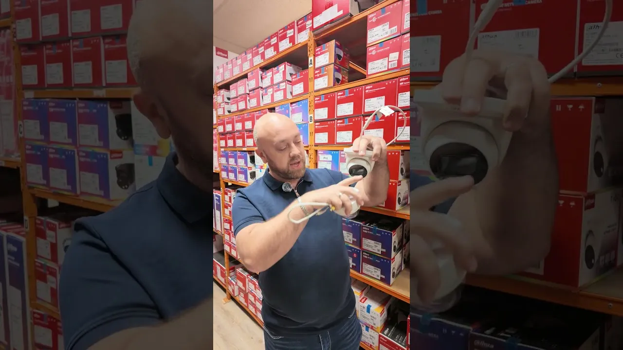 Geoffrey in ons magazijn met een dome- en een turretcamera