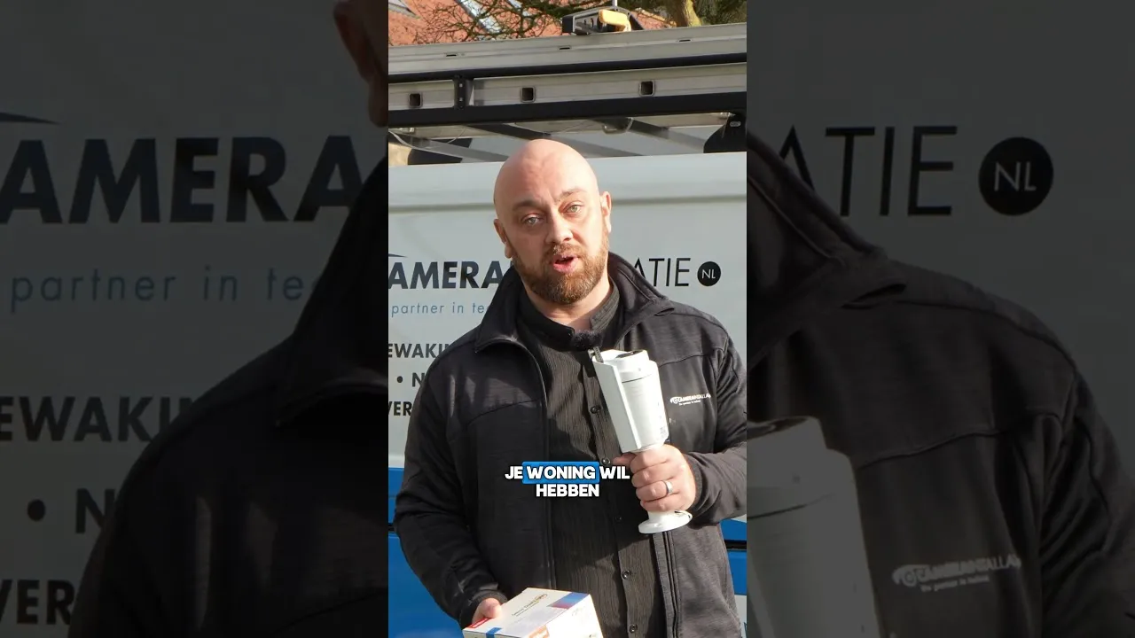 Geoffrey in het magazijn met een rol netwerkkabel