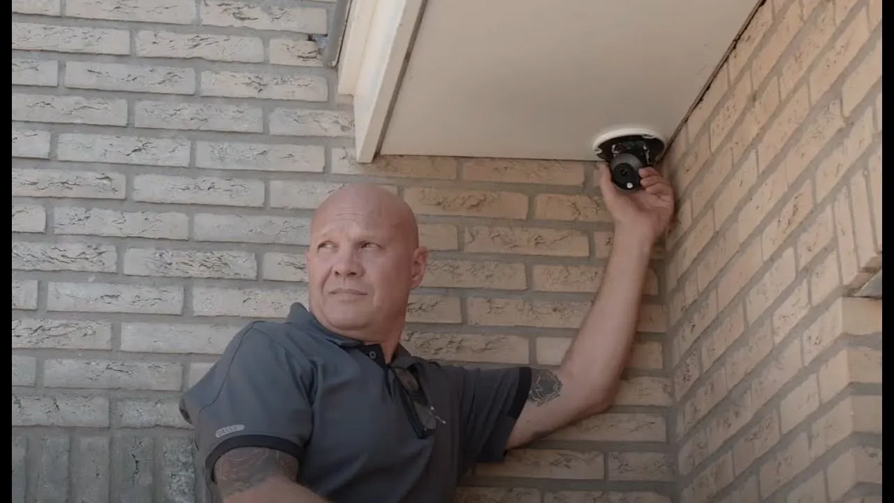 Monteur met camera bij een gevel