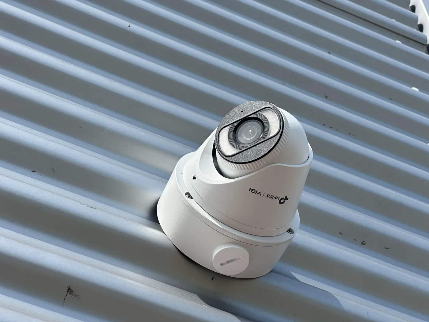 Witte VIGI-camera van 8 megapixel onder de dakrand van een loods in Roosendaal