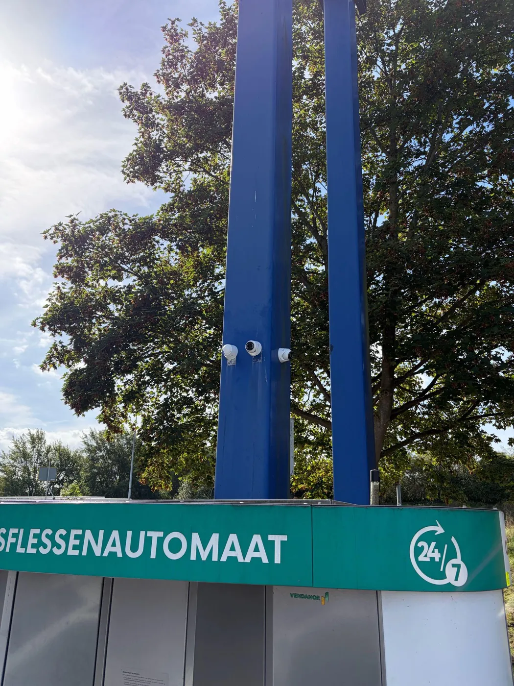 VIGI-camera's op een mast bij een tankstation in Almere